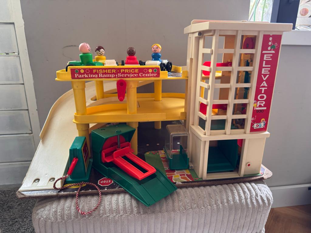 Vintage Fisher Price Garage met auto's en poppetjes, Ophalen of Verzenden, Gebruikt, Speelset, Met geluid