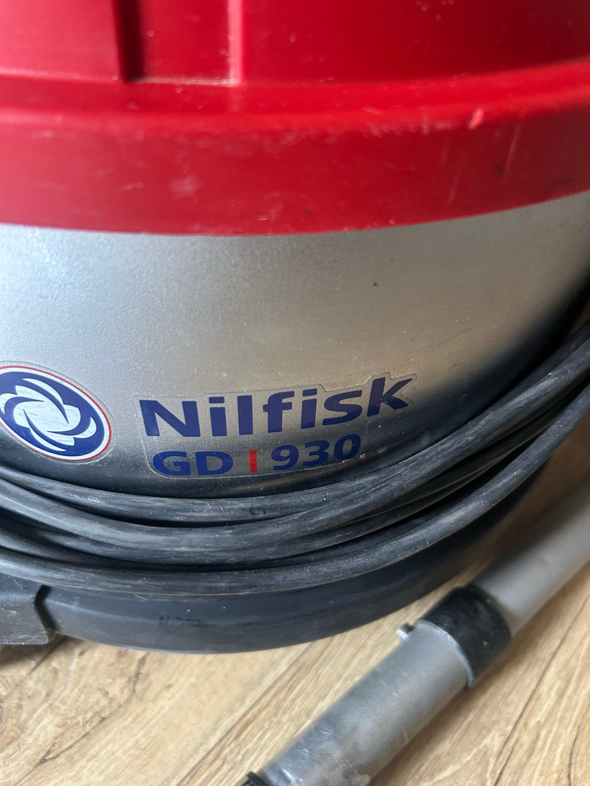 Nilfisk GD 930 stofzuiger - Krachtig en Betrouwbaar, Overige merken, Gebruikt, Sledestofzuiger, 1200 tot 1600 watt