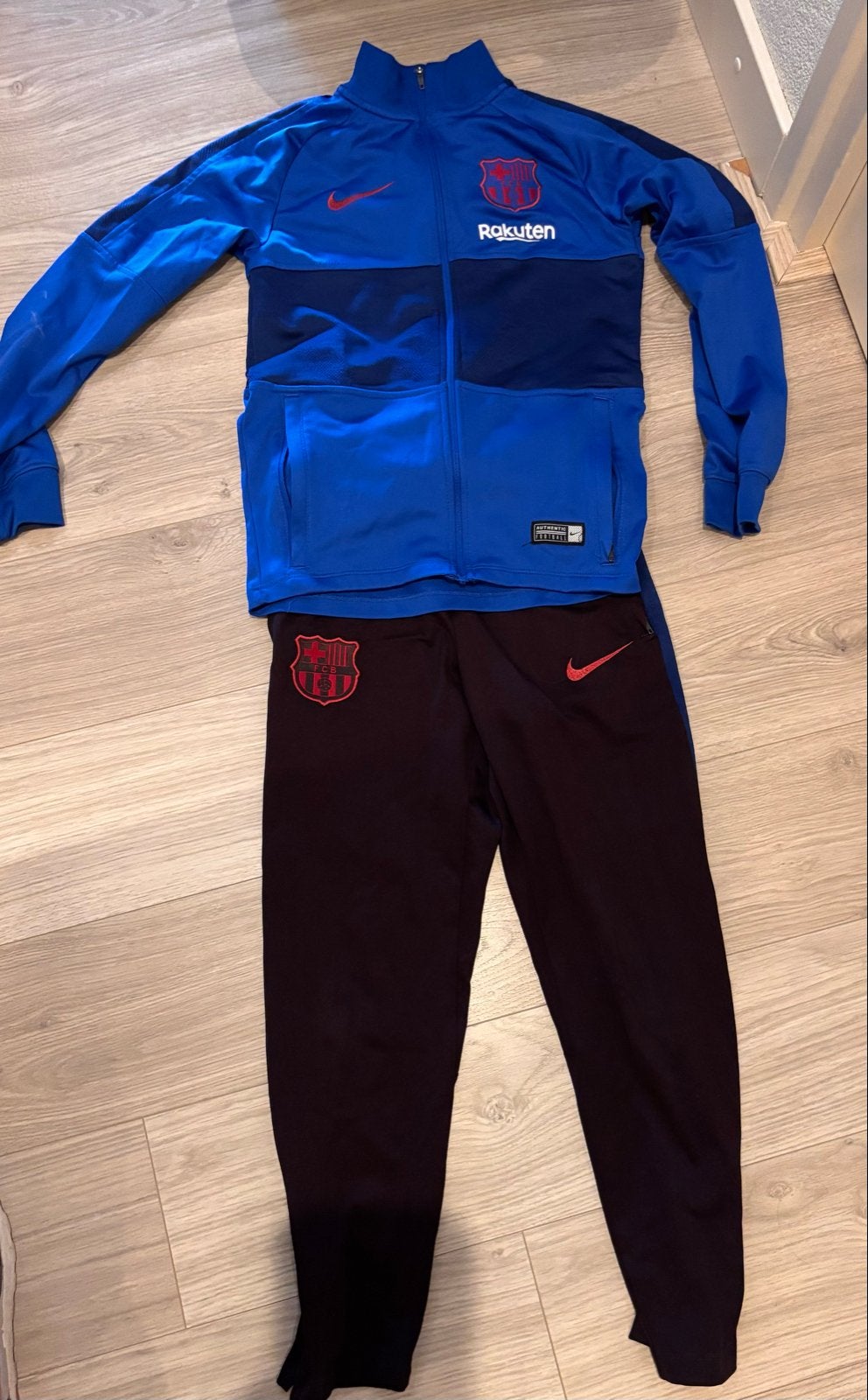 Origineel Nike Barcelona trainingspak 128-137 cm, Ophalen of Verzenden, Zo goed als nieuw, Jongen, Sport- of Zwemkleding