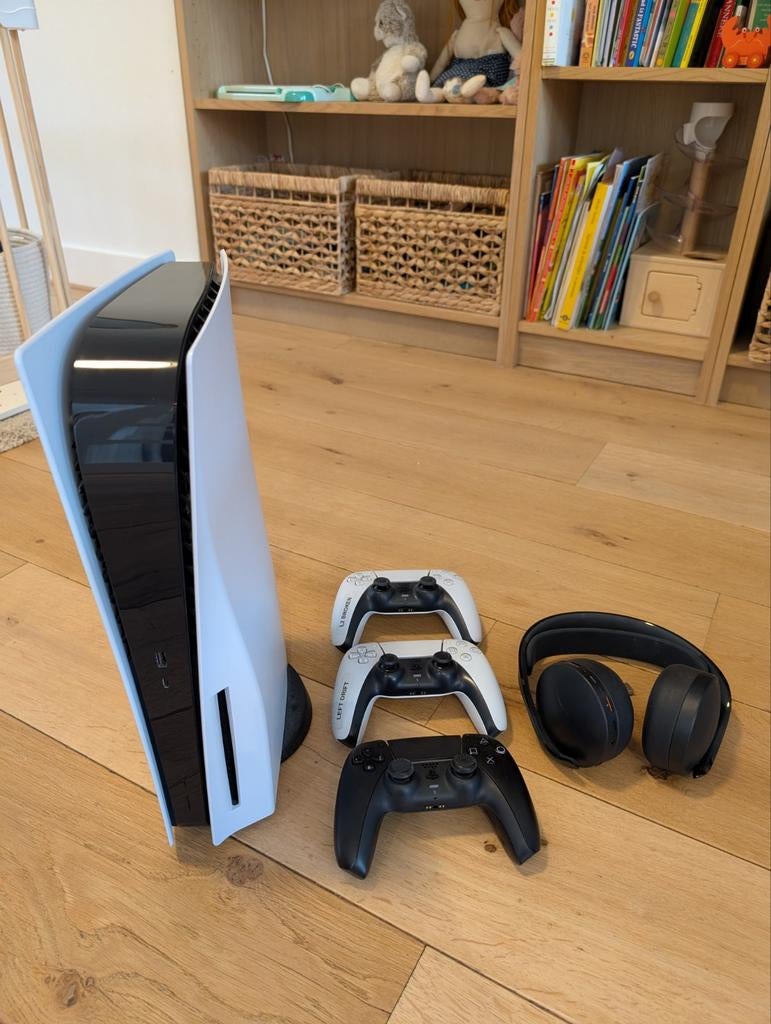 PS5 Disk Edition Bundel: Console, 3 Controllers, Headset, Spelcomputers en Games, Spelcomputers | Sony PlayStation 5, Zo goed als nieuw