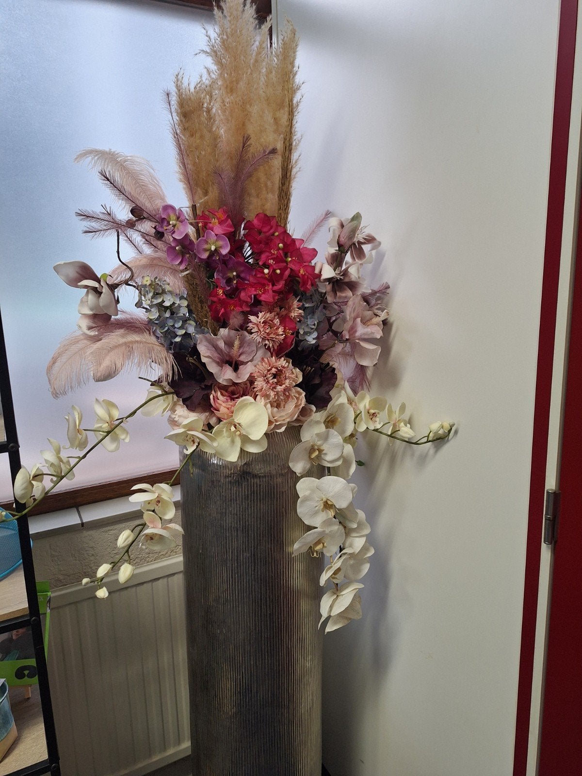 Grote decoratieve vaas met kunstbloemen, Overige materialen, Gebruikt, Meerkleurig, Ophalen of Verzenden