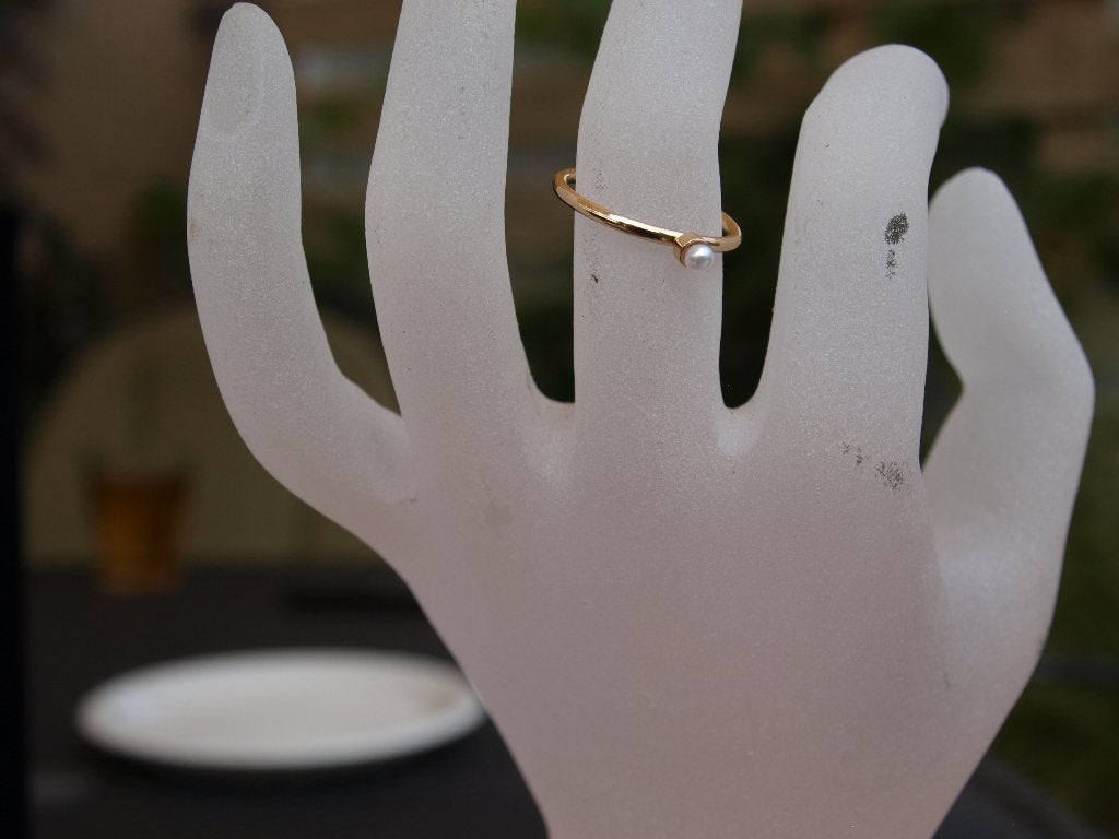 Goudkleurige ring met miniparel, Overige materialen, Nieuw, Ophalen of Verzenden, 17 tot 18