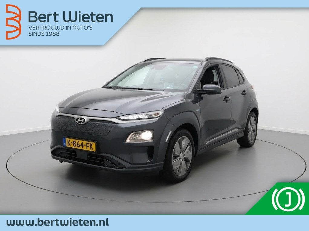 Hyundai KONA EV Fashion 64 kWh | Geen import | SOH 97%, Auto's, 0 cilinders, Gebruikt, Zwart, Leder en Stof