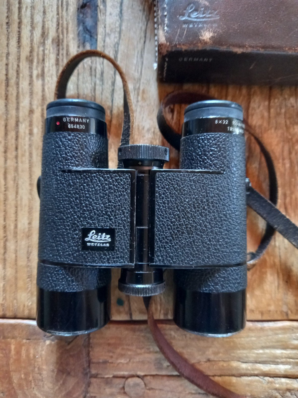 Leitz  Leica Wetzlar 8x32 Trinovid verrekijker met leren tas, Gebruikt, Dakkant (recht), Ophalen of Verzenden, 8 tot 12x