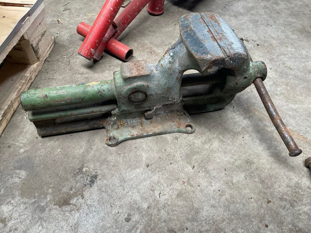 Robuuste Heuer Front bankschroef - 145mm bekbreedte, Ophalen, Gebruikt