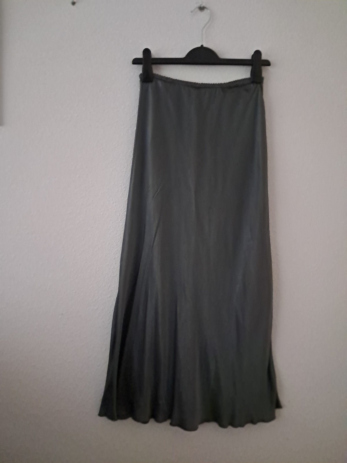 Elegante satijnen maxi rok in maat M, Kleding | Dames, Maat 38/40 (M), Verzenden, Grijs, Onder de knie