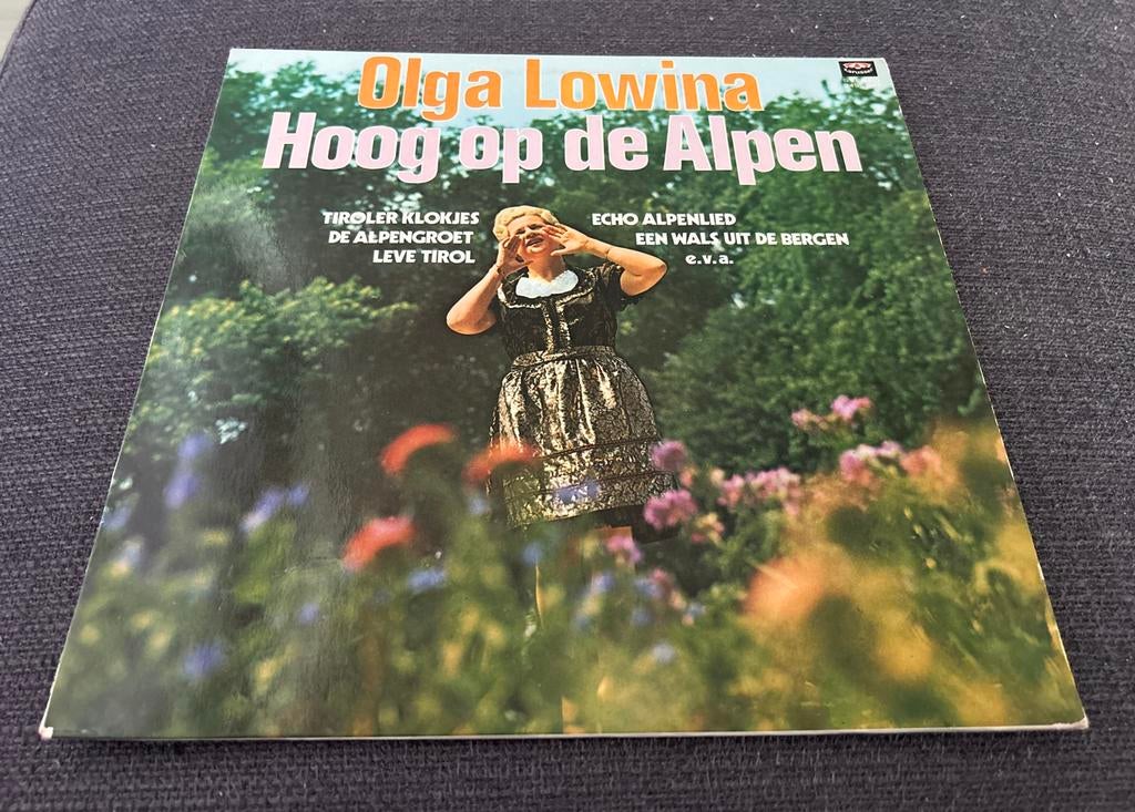 Elpee Olga Lowina - Hoog op de Alpen, Gebruikt, Ophalen of Verzenden, 1970 - 1979, Levenslied of Smartlap