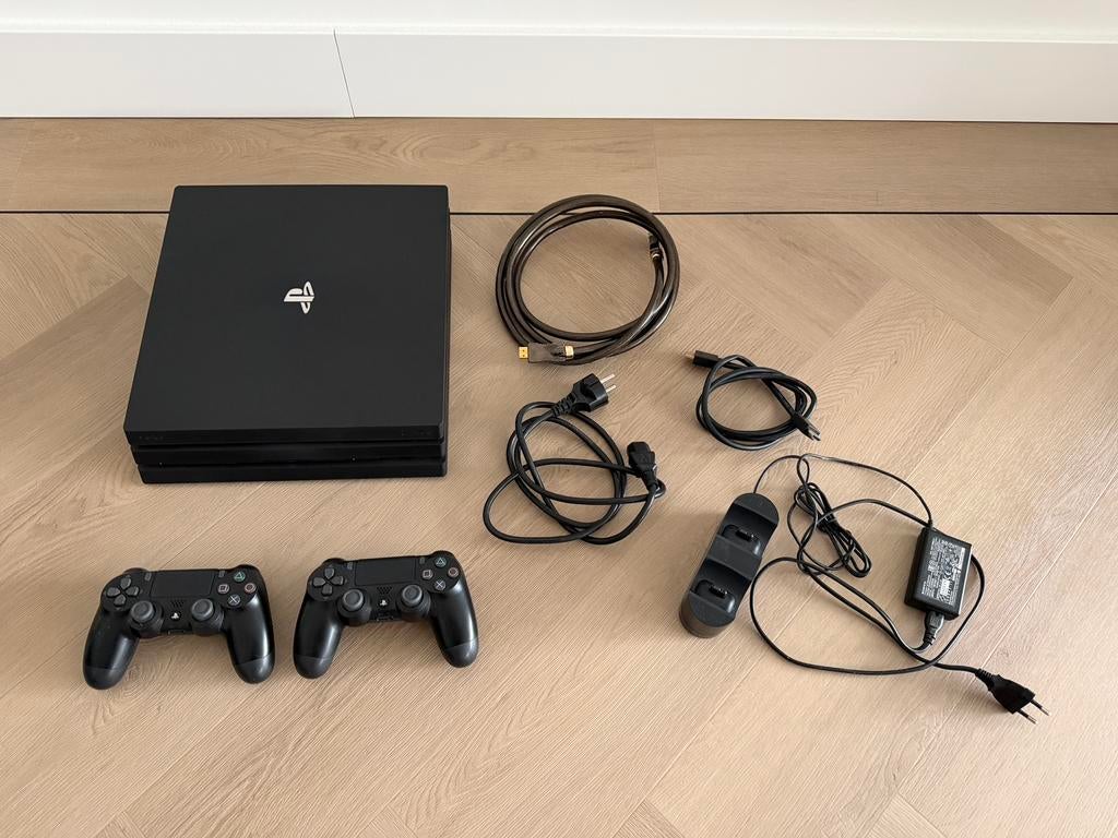 Playstation 4 Pro | 2 controllers | Controller docking, Spelcomputers en Games, Spelcomputers | Sony PlayStation 4, Zo goed als nieuw