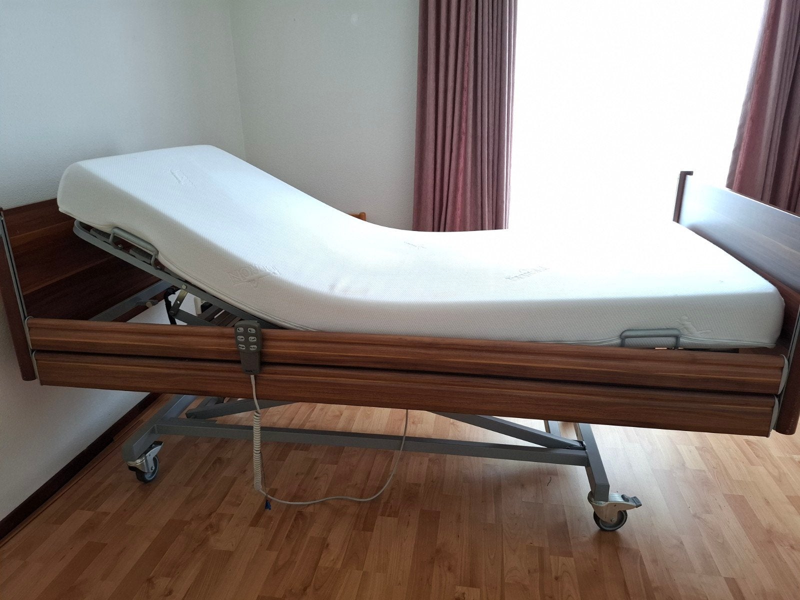 Elektrisch verstelbaar 1-persoons seniorenbed, Ophalen, 90 cm, Eenpersoons, Bruin