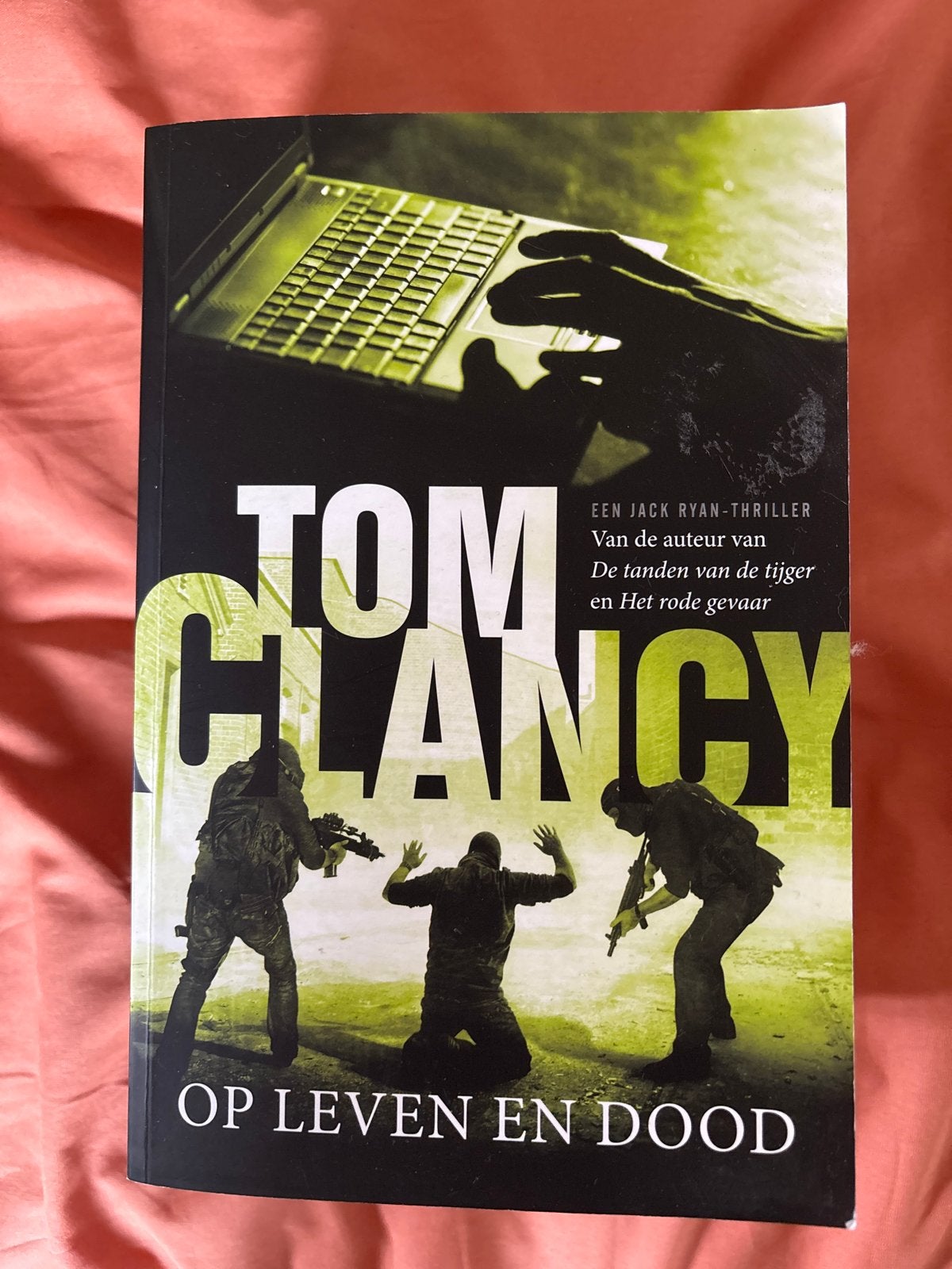 Tom Clancy - Op Leven en Dood (Jack Ryan-thriller), Ophalen of Verzenden, Zo goed als nieuw, Europa overig