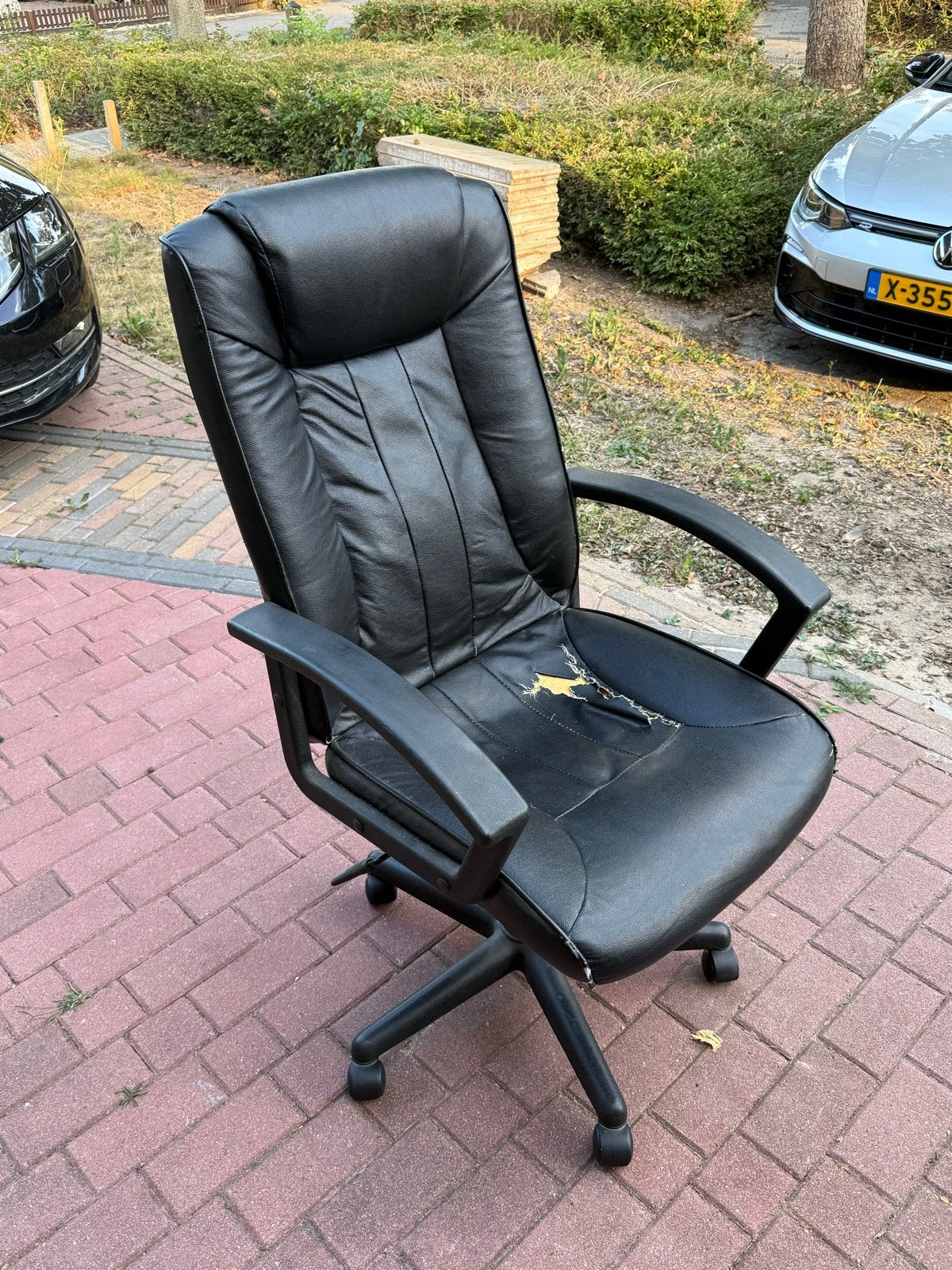 Zwarte bureaustoel met gebruikssporen, Huis en Inrichting, Ophalen, Gebruikt, Zwart, Bureaustoel