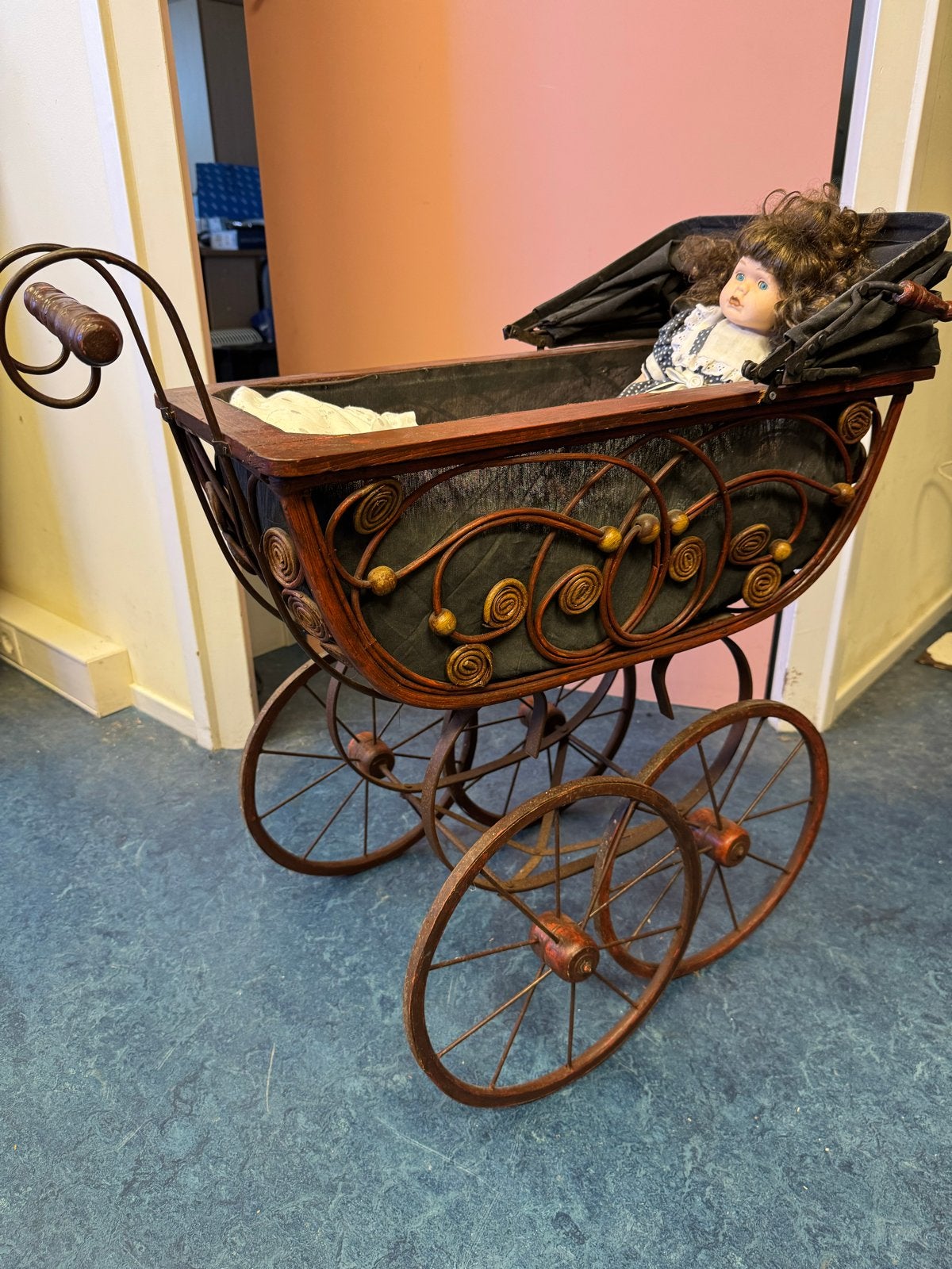 Antieke Poppenwagen met Pop - Decoratief Item, Ophalen, Gebruikt, Overige typen