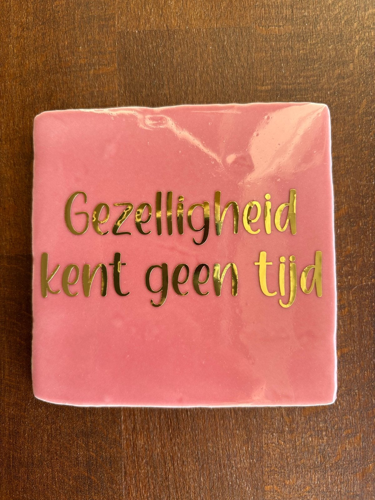Tegeltje 'Gezelligheid kent geen tijd' - Roze met goud, Huis en Inrichting, Inclusief standaard, Verzenden, Nieuw, 10 cm