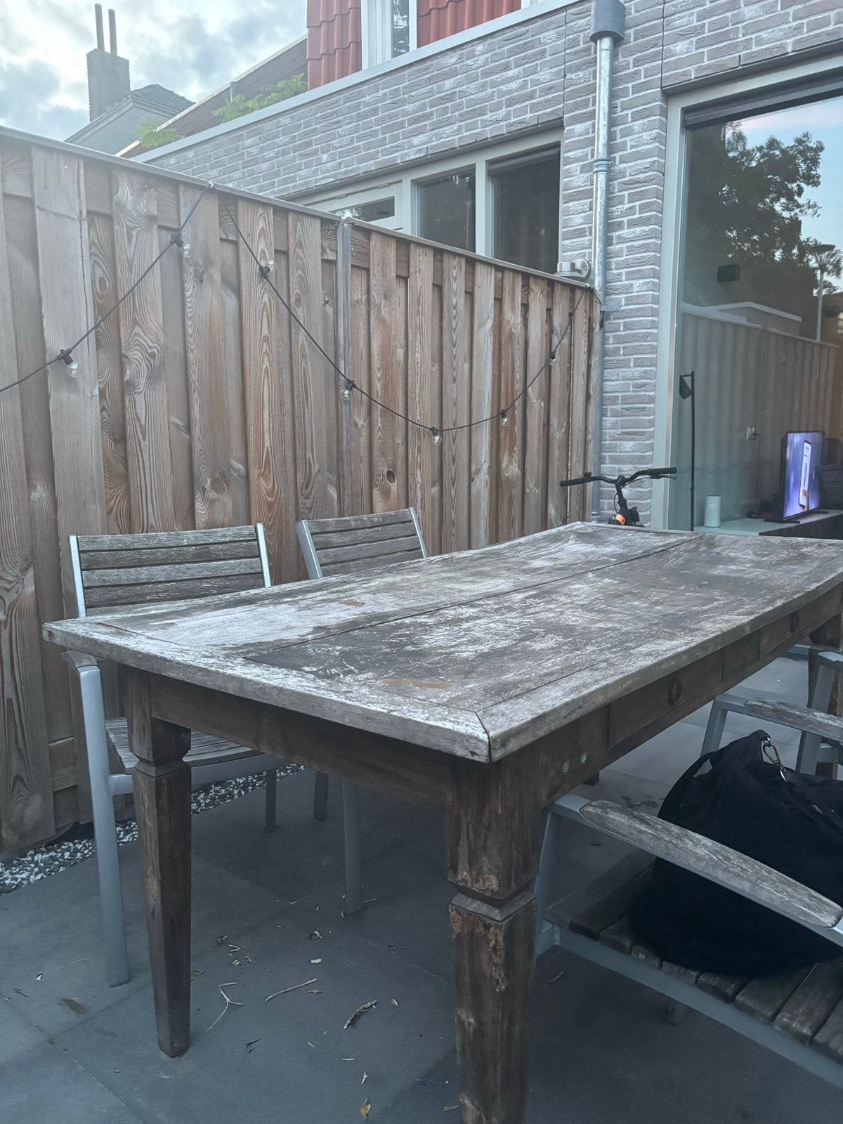 Stevige houten tafel met gebruikssporen