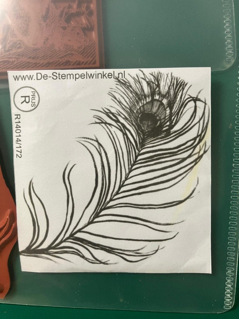 NIEUW stempel mounted pauwenveer 10 cm., Ophalen of Verzenden, Nieuw, EZ-mounted stempel