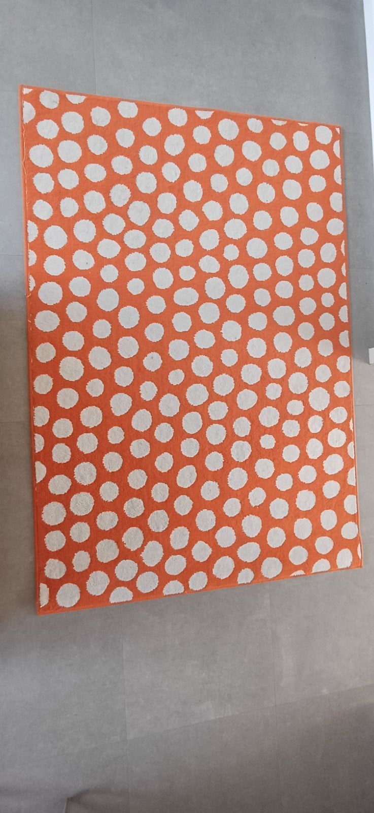 IKEA ULLGUMP Vloerkleed Oranje met Witte Stippen 133x195cm, Ophalen, Gebruikt, 100 tot 150 cm, Speels, Modern, Kinderkamer