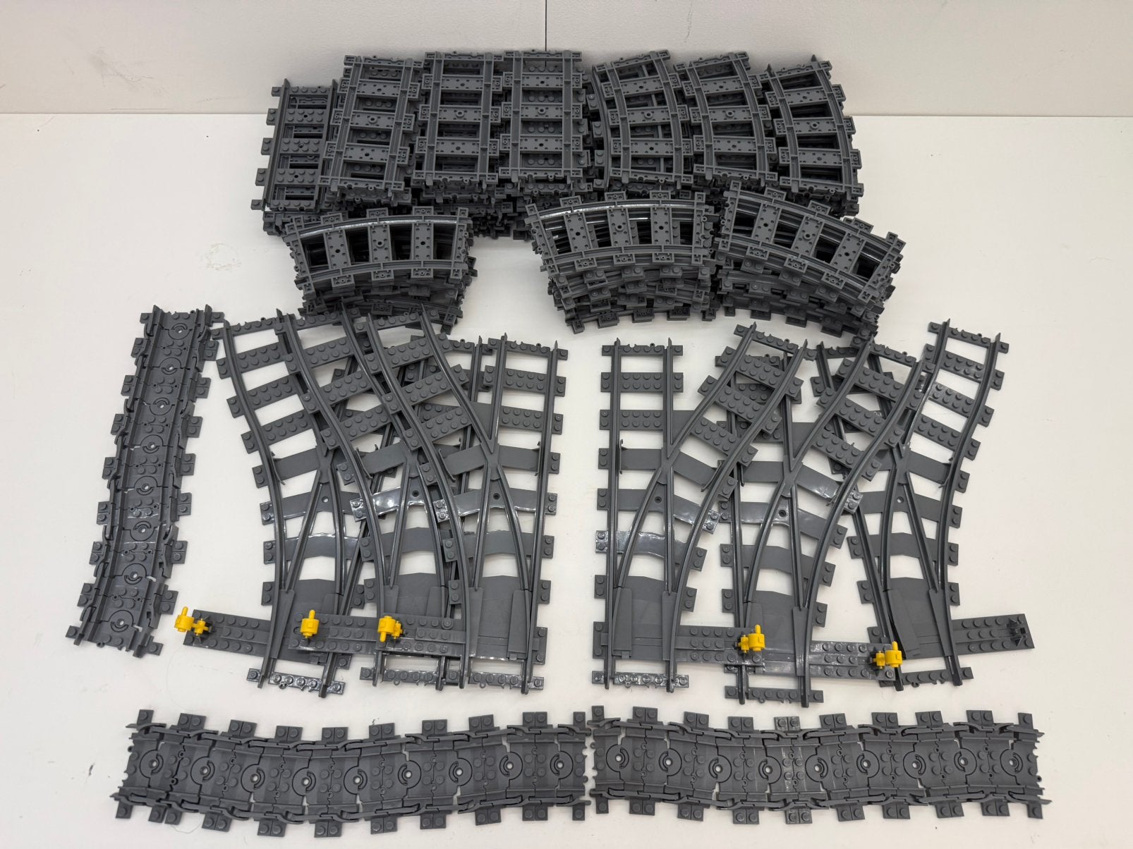 Grote partij lego rc trein rials rechten bochten wissels, Ophalen of Verzenden, Zo goed als nieuw