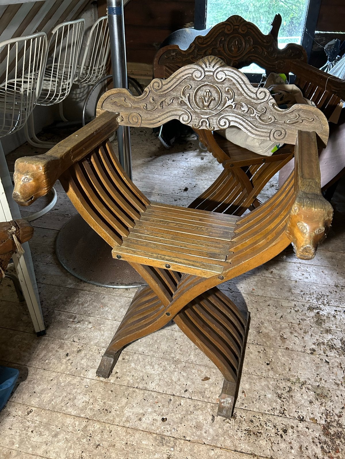 Dagobert/Savonarola schaarstoelen (2), Ophalen