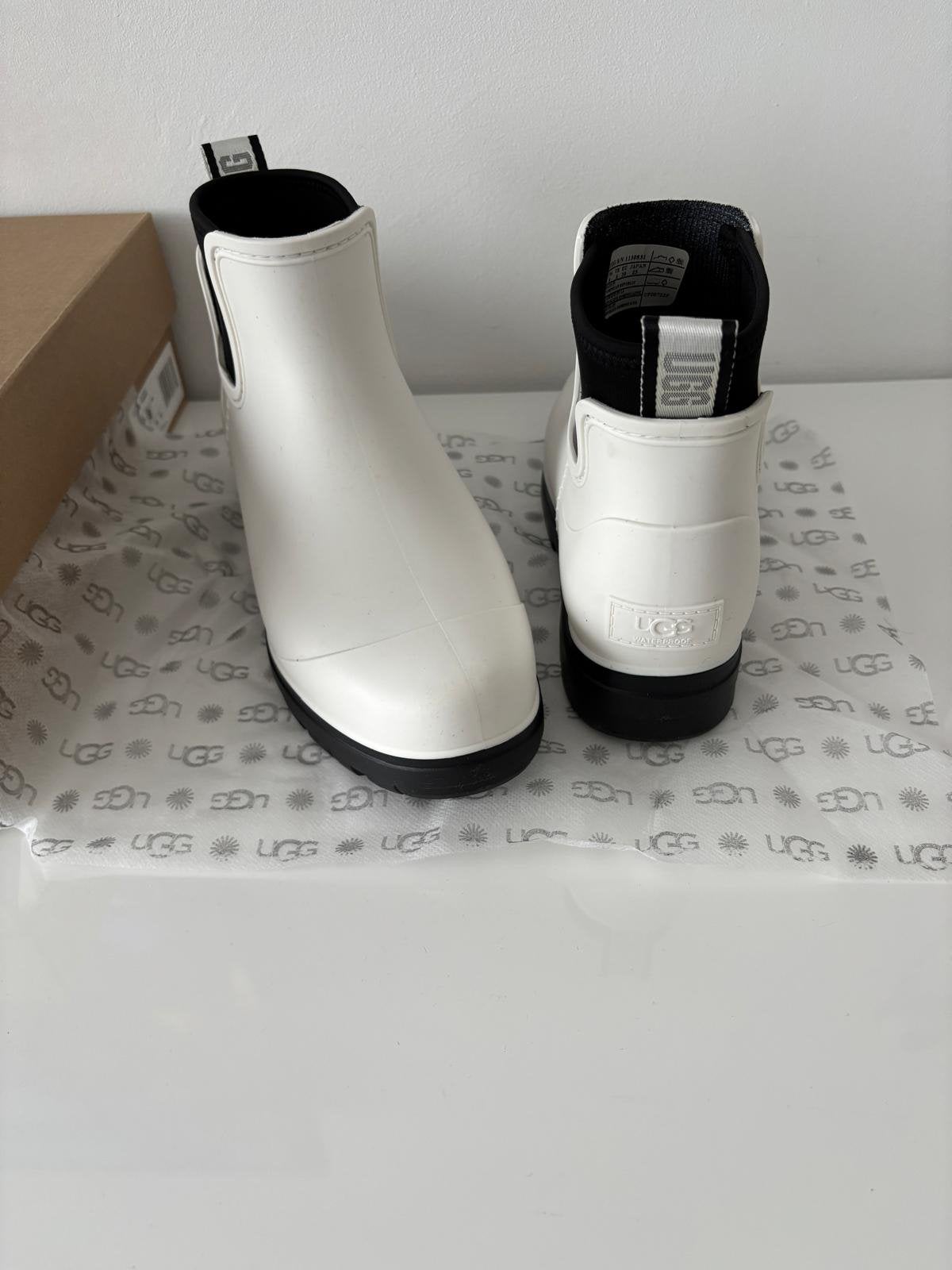 Ugg enkellaarzen maat 40 Nieuw origineel, Kleding | Dames, Schoenen, Ophalen, Nieuw, Wit