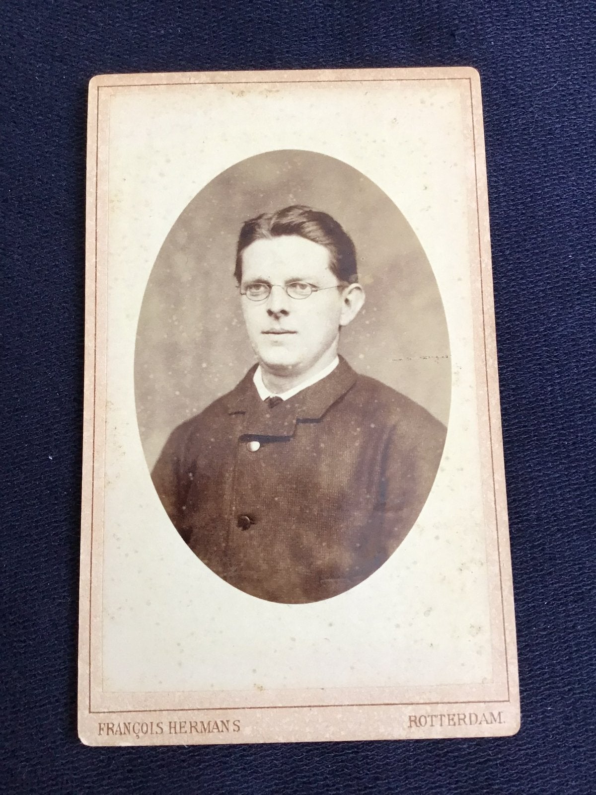CDV, Man met bril, F. HERMANS, ROTTERDAM, Carte de Visite, Ophalen of Verzenden, Voor 1940, Gebruikt, Foto