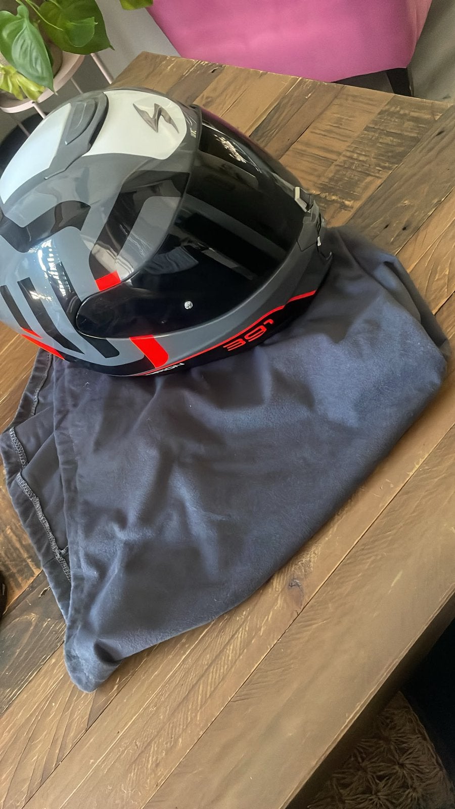 Scorpion helm, maat s, grijs met zwart rood en wit, Ophalen, Zo goed als nieuw