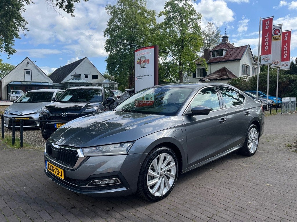 Skoda OCTAVIA 1.4 TSI IV PHEV BUSINESS EDITION / CARPLAY / C, Auto's, Gebruikt, 4 cilinders, Plug-in hybride, 13 kWh