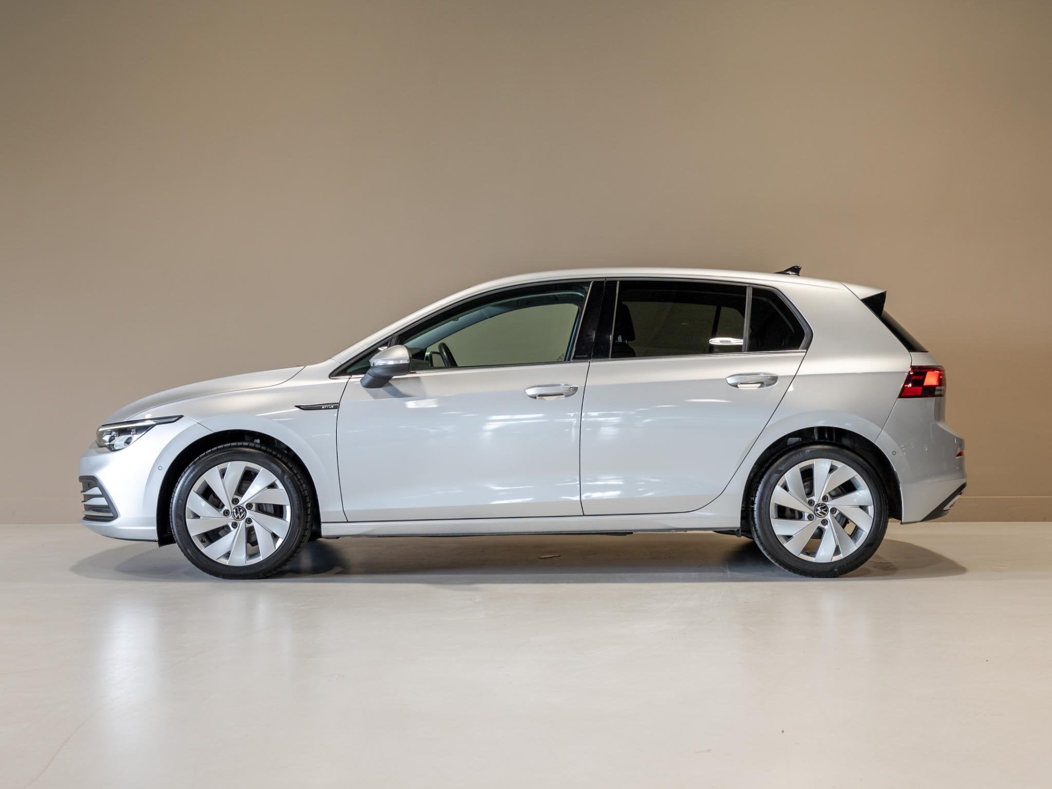 Volkswagen Golf 1.5 eTSI Style 150pk / Elektrisch verstelbar, 4 cilinders, Origineel Nederlands, Bedrijf, Zilver of Grijs