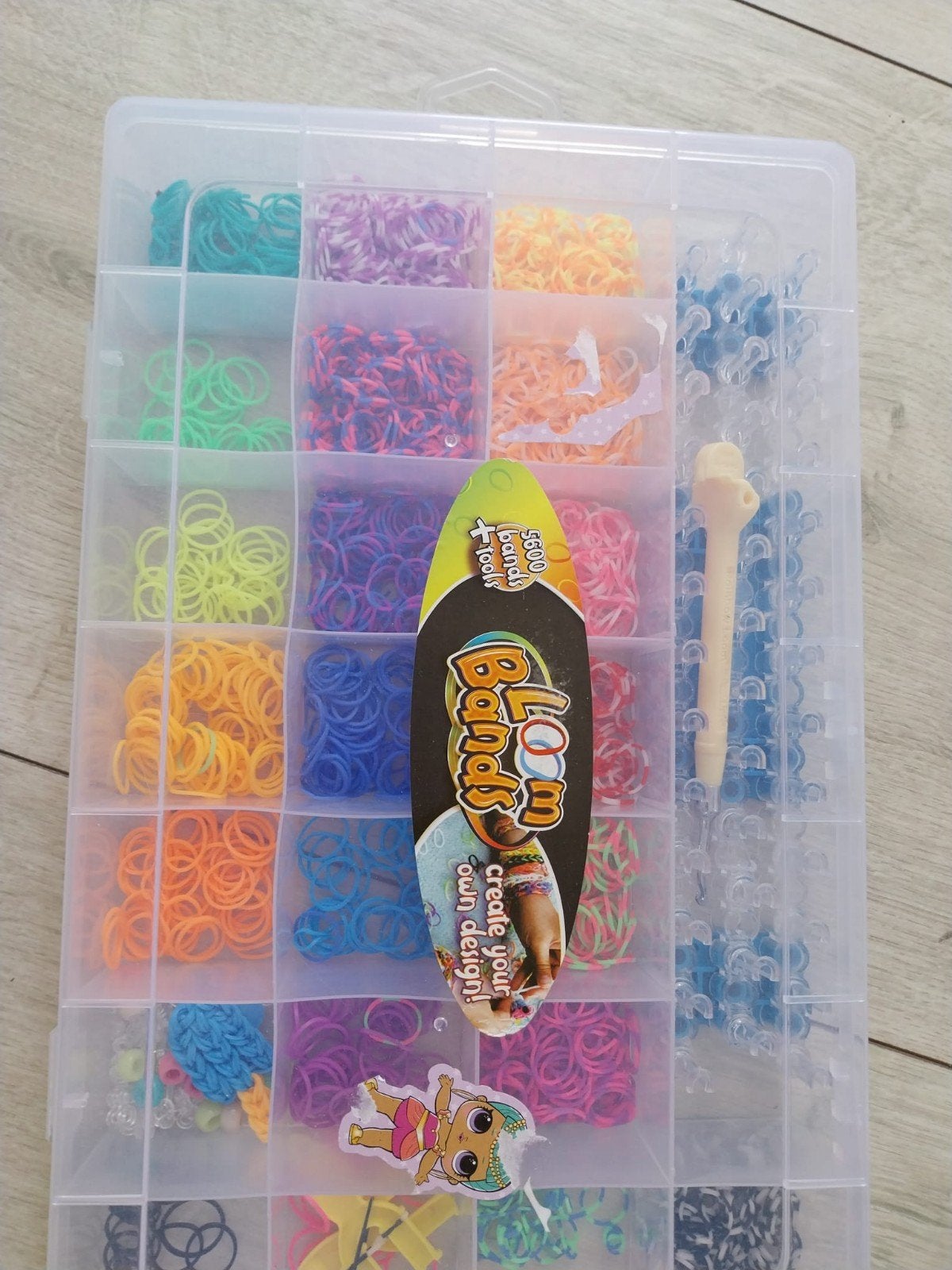 Loom Bands set met veel elastiekjes en accessoires, Gebruikt, Overige thema's, Meerkleurig, Ophalen of Verzenden