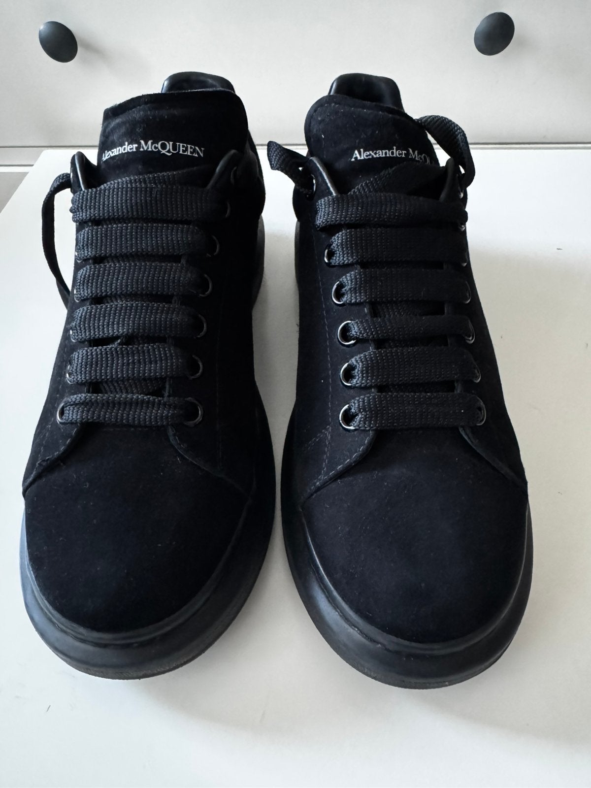 Suède Sneakers van Alexander McQueen, Verzenden, Zwart, Sneakers of Gympen, Zo goed als nieuw