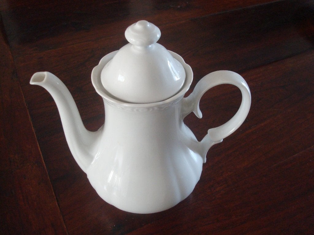 Theepot wit porselein, Huis en Inrichting, Keuken | Servies, Overige typen, Ophalen of Verzenden, Zo goed als nieuw, Overige stijlen