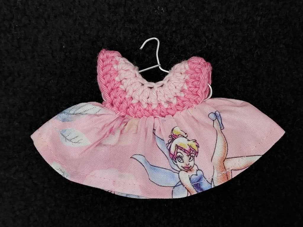 nieuw- Tinkerbell mini jurkje aan hangertje, Verzamelen, Ophalen of Verzenden, Overige figuren, Nieuw, Overige typen