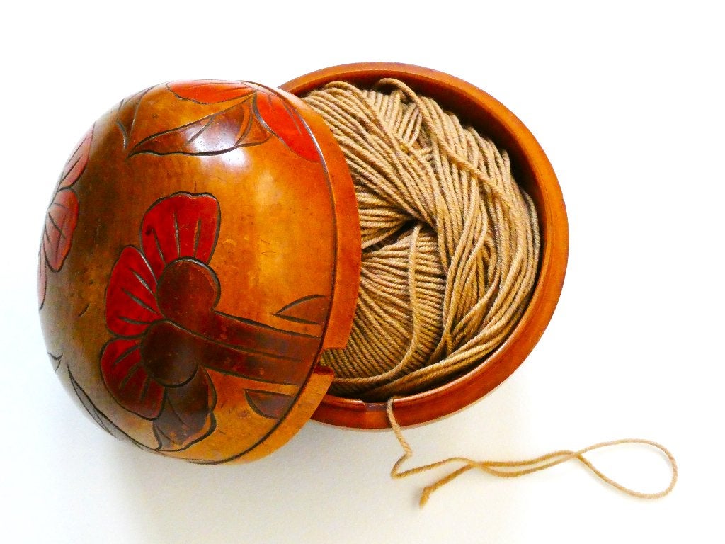 Kluwenhouder / wolbakje in Amsterdamse School stijl batik, Overige onderwerpen, Minder dan 20 cm, Art deco, Ophalen of Verzenden