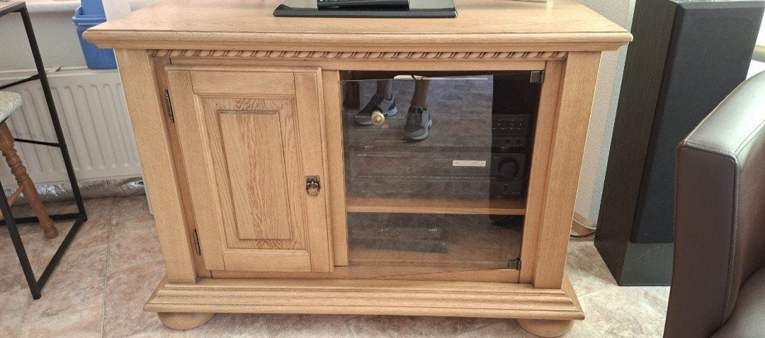 Massief eiken tv-meubel met glazen deur, Ophalen, Glas, Gebruikt, 100 tot 150 cm