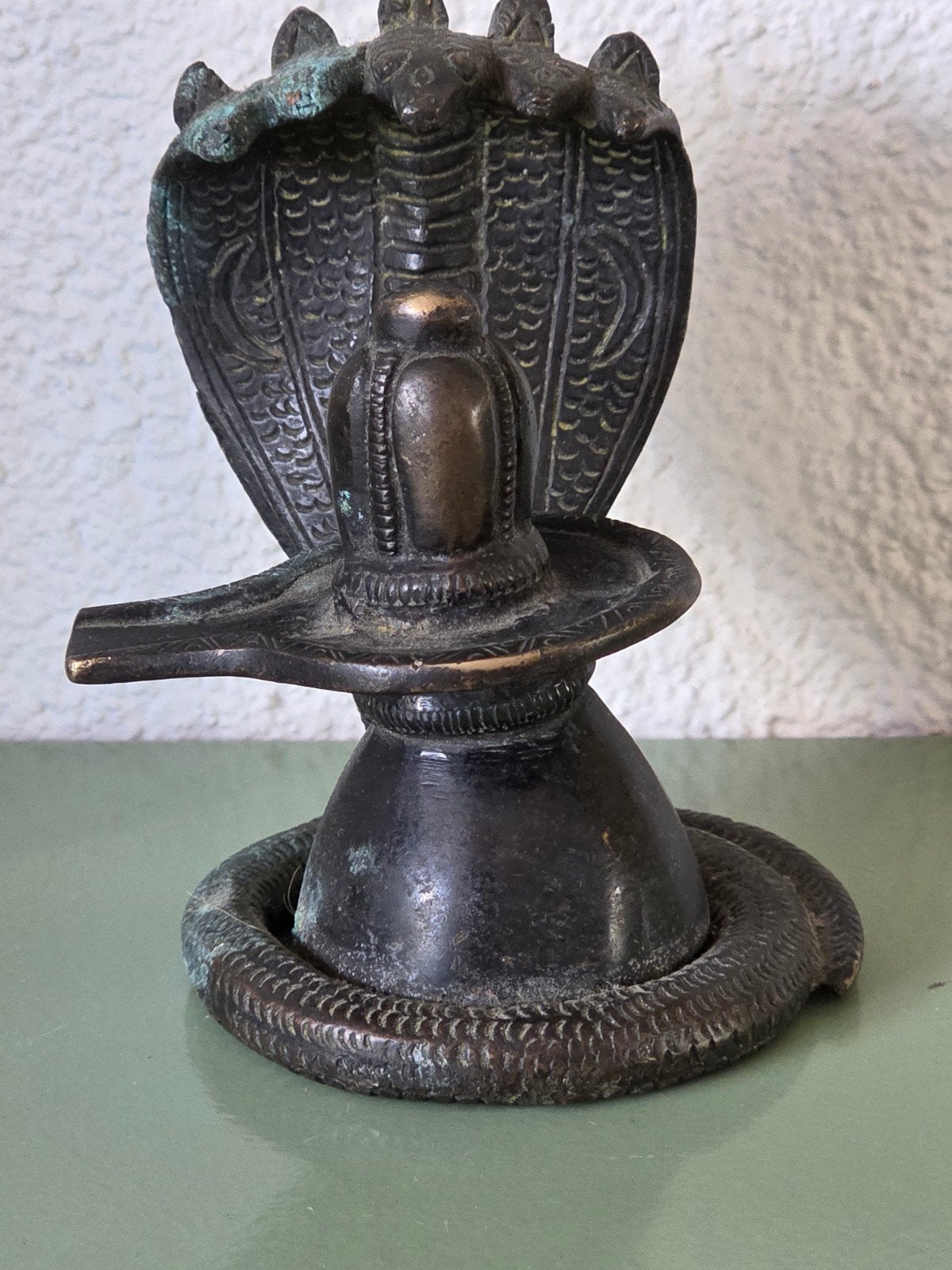 Antiek Shiva Lingam met Naga slang uit India, Ritueel object, Handgemaakt, Bruin, India