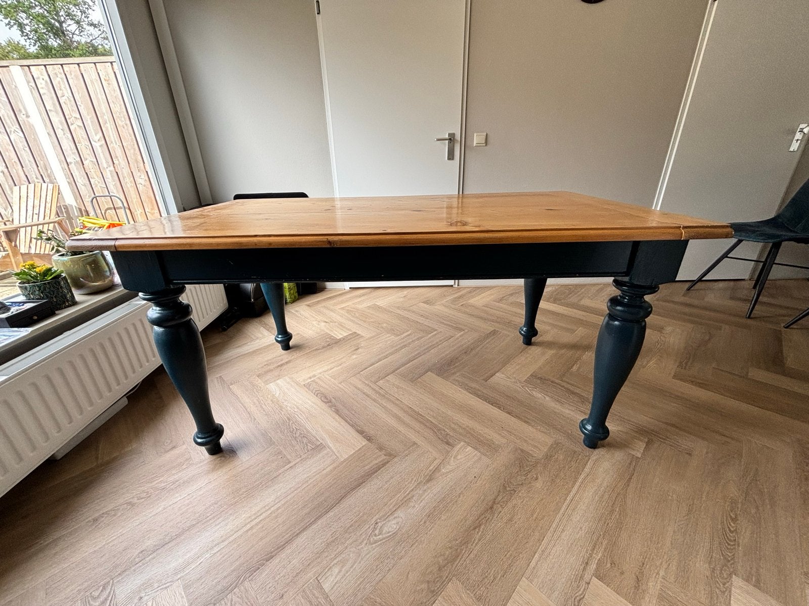 Robuuste houten eettafel met donkerblauwe poten, Ophalen, Gebruikt, 50 tot 100 cm, 150 tot 200 cm