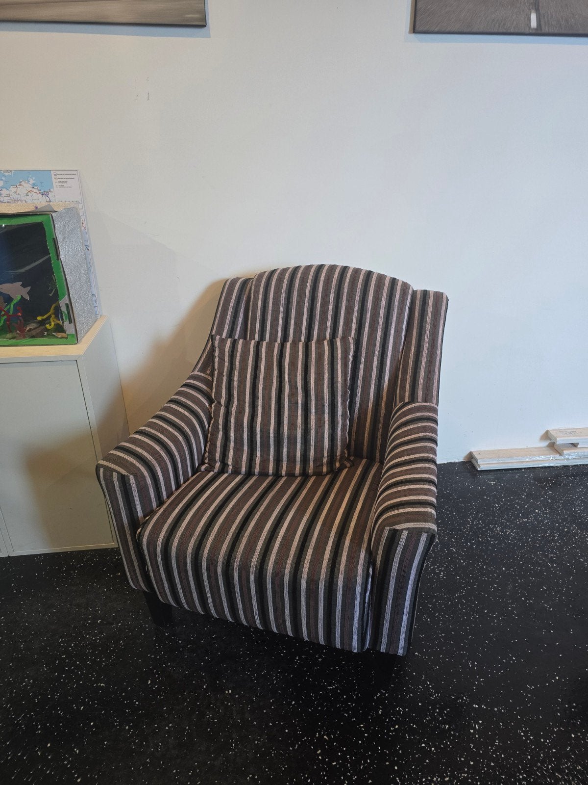 Comfortabele gestreepte stoel met kussen, Huis en Inrichting, Ophalen, Gebruikt, 75 tot 100 cm, Stof
