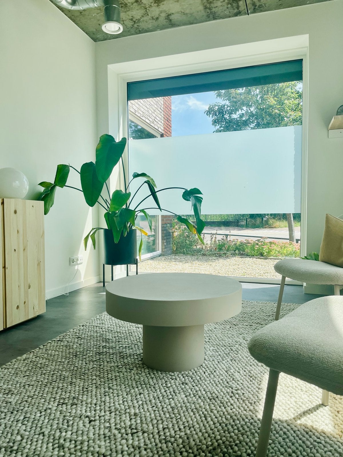 Moderne ronde bijzettafel - Lichtgrijs | NOUS Living Jodi, Ophalen, Minder dan 45 cm, Metaal of Aluminium, Rond