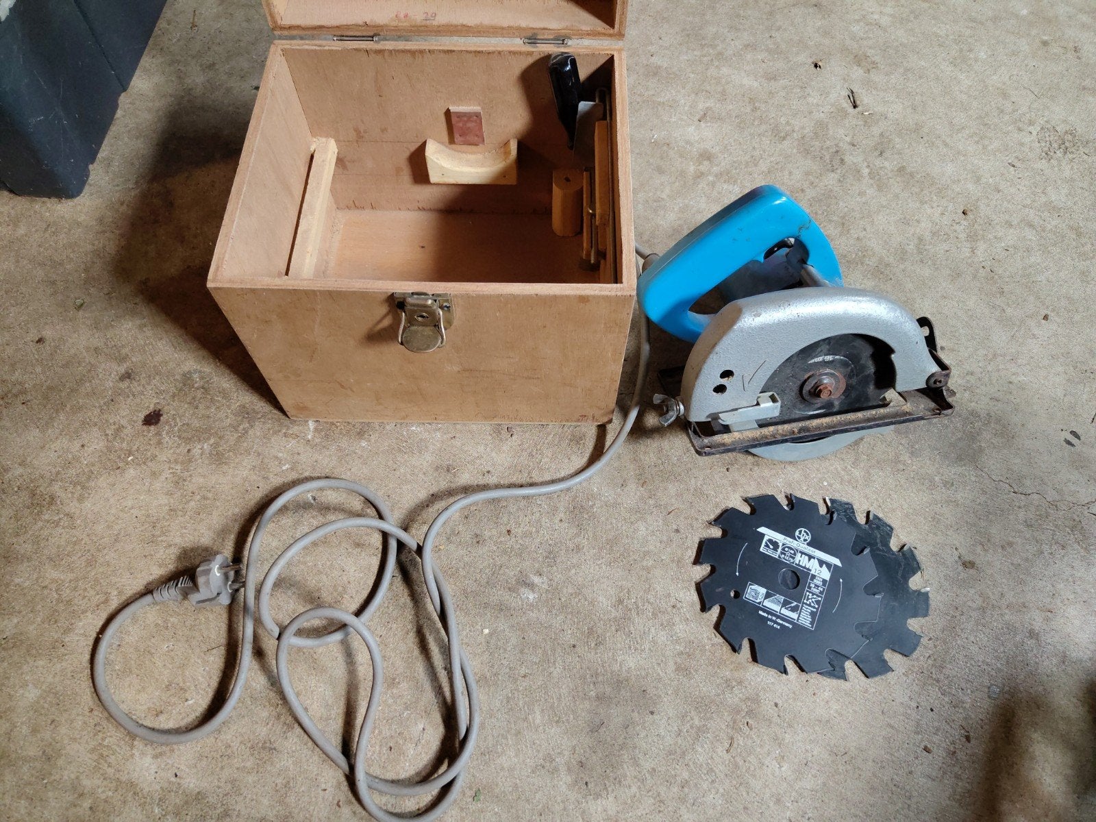 Makita 40mm Cirkelzaag met Houten Kist, Gebruikt, Cirkelzaag, 600 tot 1200 watt, Ophalen of Verzenden