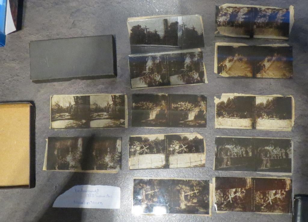 12 glazen plaatjes zonder rand  De kruisweg in Lourdes 1933, Antiek en Kunst, Ophalen of Verzenden