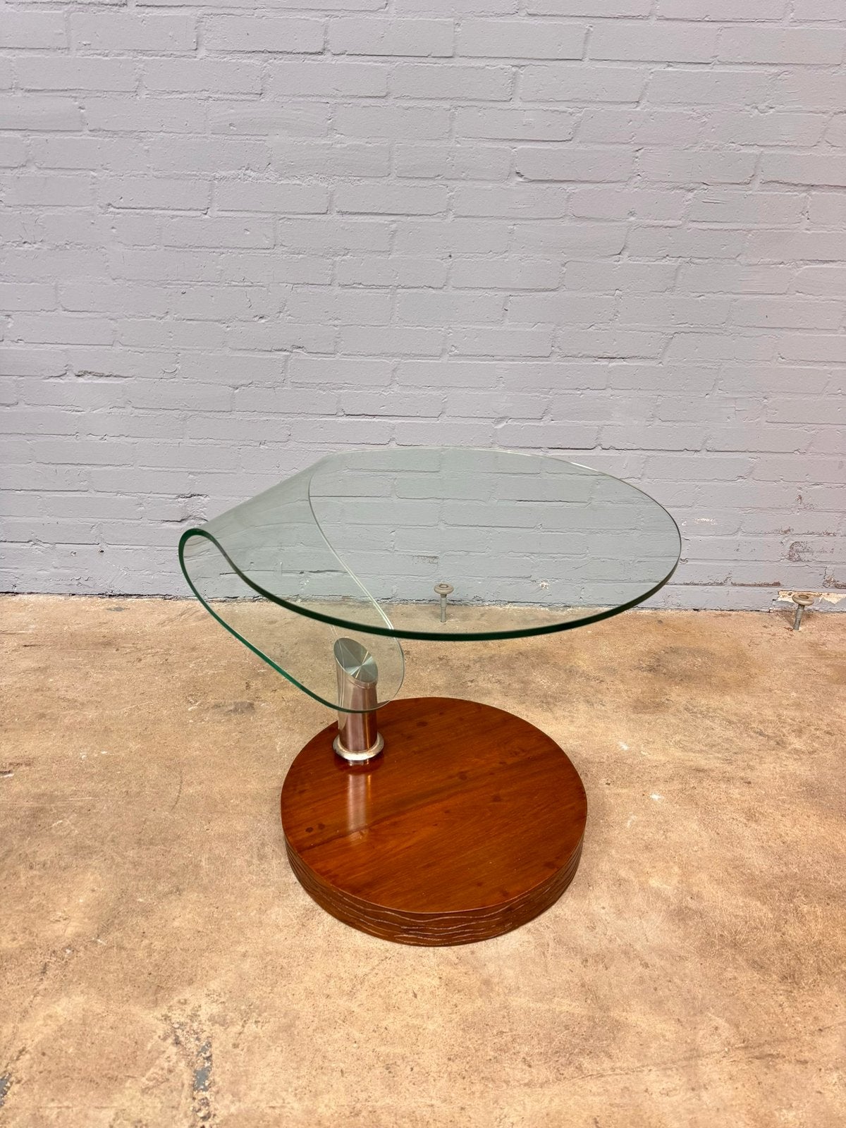 Vintage bijzettafeltje met gebogen glas, Ophalen of Verzenden, Zo goed als nieuw, Glas, Brocante