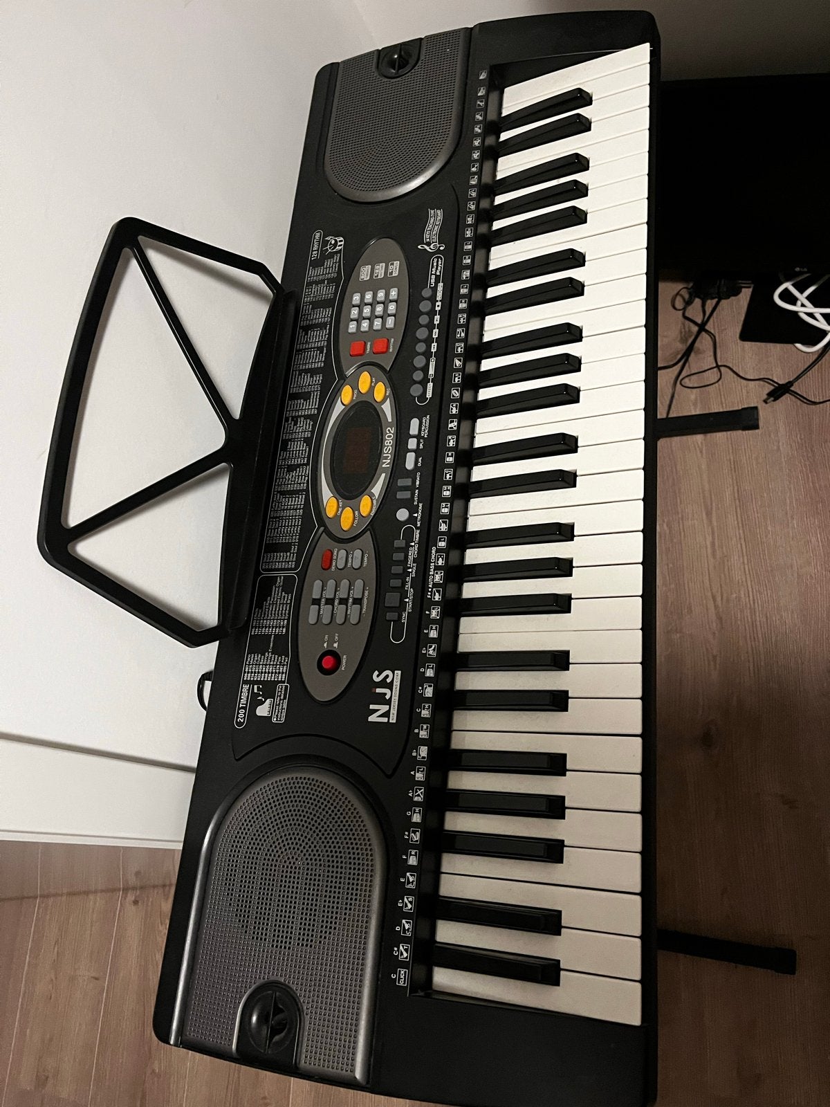 NJS Keyboard met standaard - Zo goed als nieuw, Muziek en Instrumenten, 61 toetsen, Zo goed als nieuw, Aanslaggevoelig, Ophalen