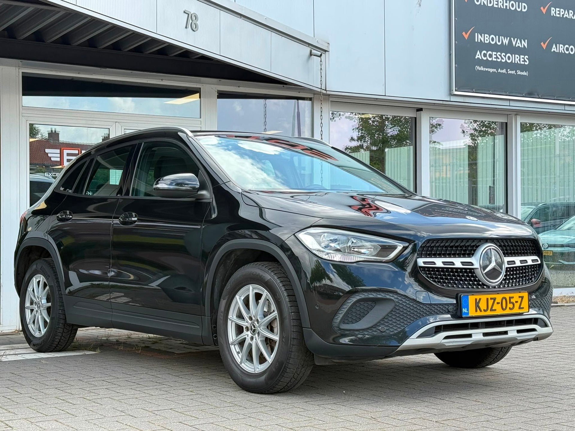 Mercedes-Benz GLA-klasse 180 Business Solution, Dealer onderhouden, Gebruikt, Zwart, 4 cilinders