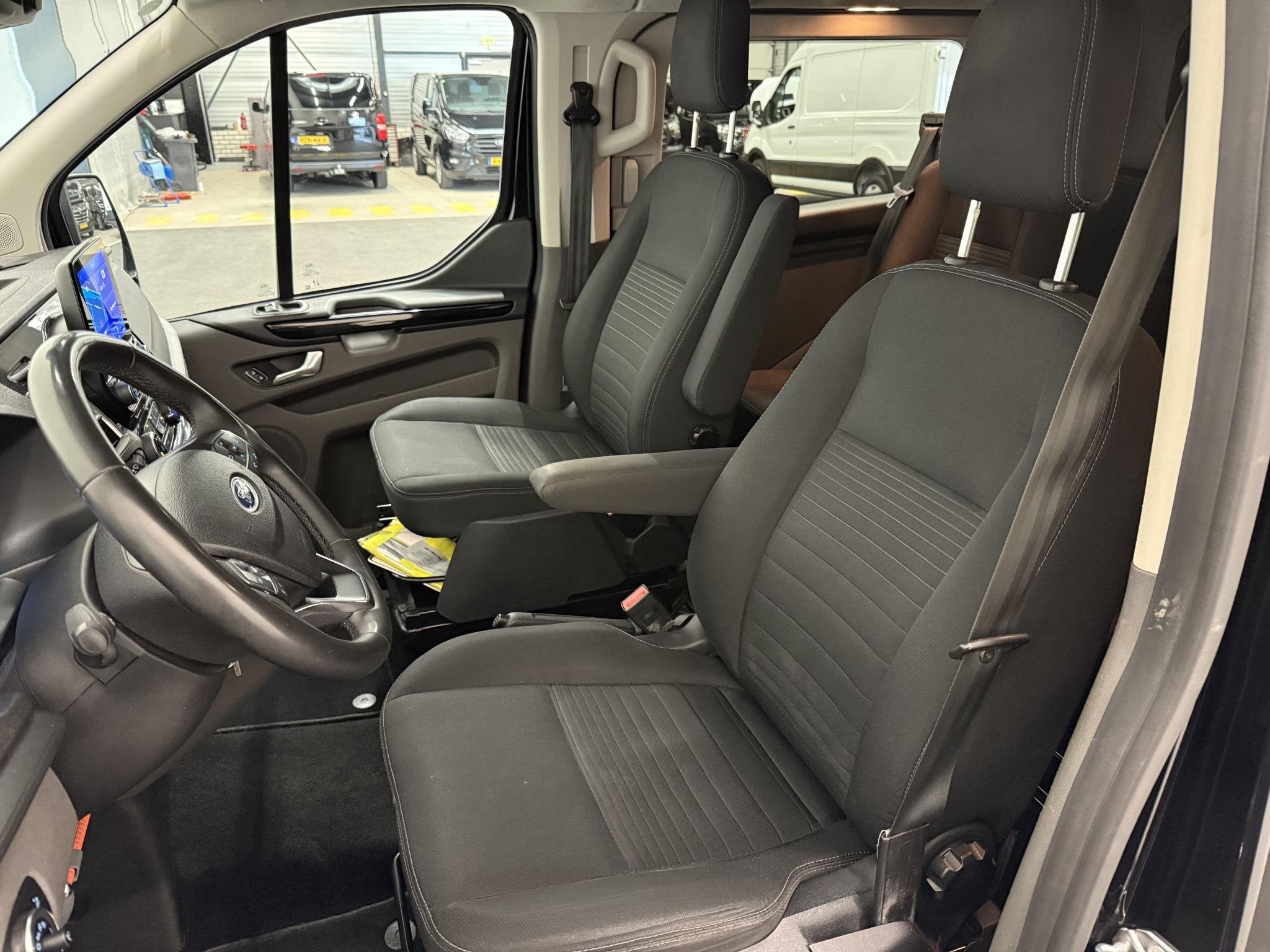 Ford Transit Custom 300 2.0 TDCI L2H1 Limited Dubbele cabine, Stof, Euro 6, 129 pk, Zwart