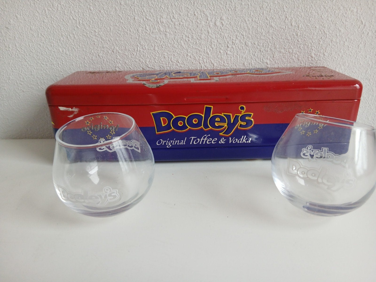 Dooley blik met twee originele ronde glazen, Ophalen of Verzenden, Gebruikt