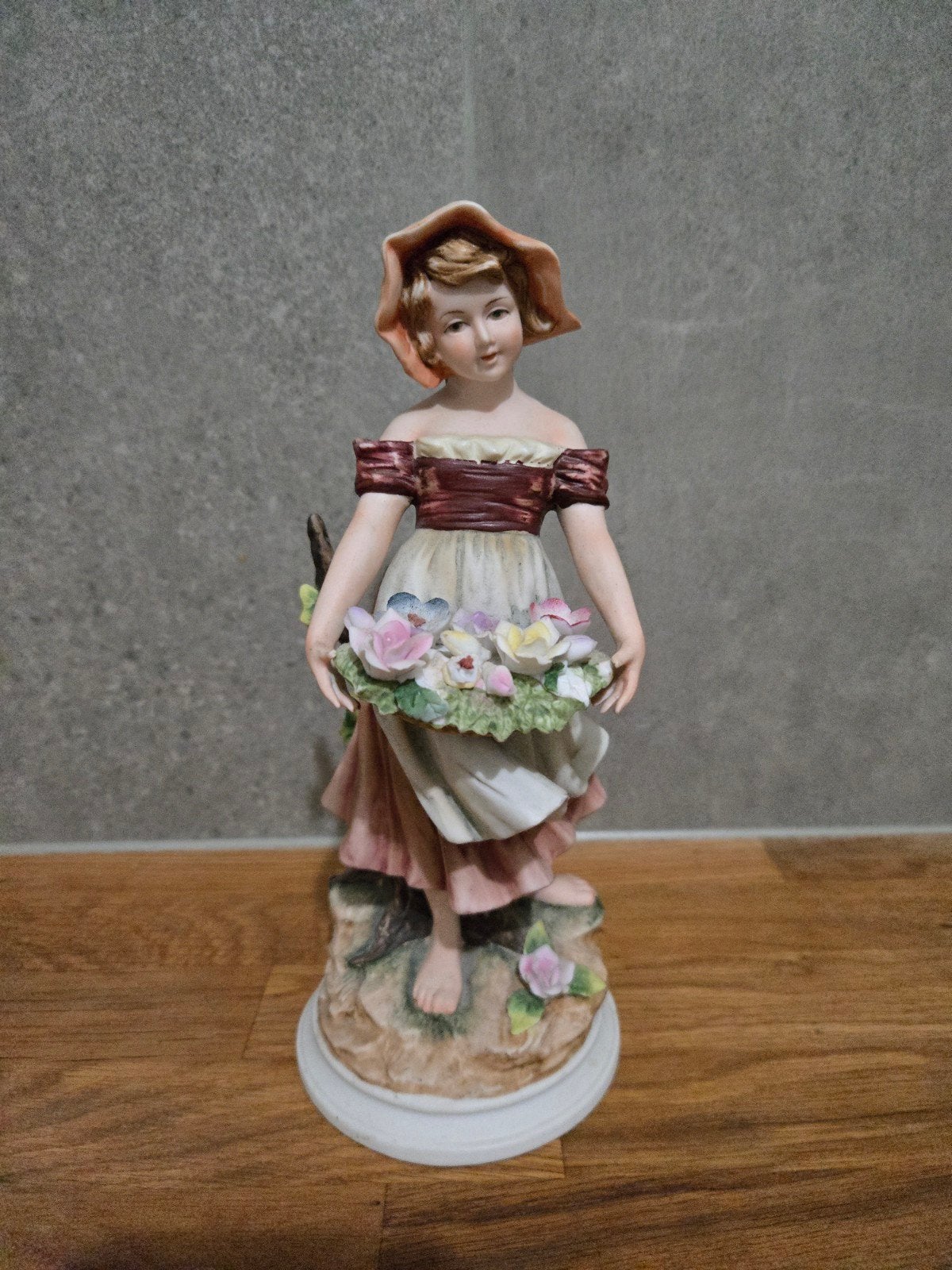 Akita Porseleinen Beeldje: Meisje met Bloemenmand, Antiek en Kunst, Antiek | Porselein, Ophalen