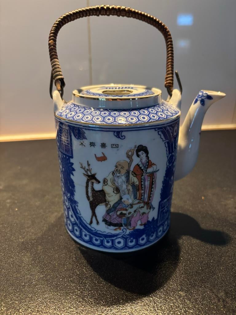 Charmant theepotje met blauw-witte decoratie en rieten handv, Ophalen