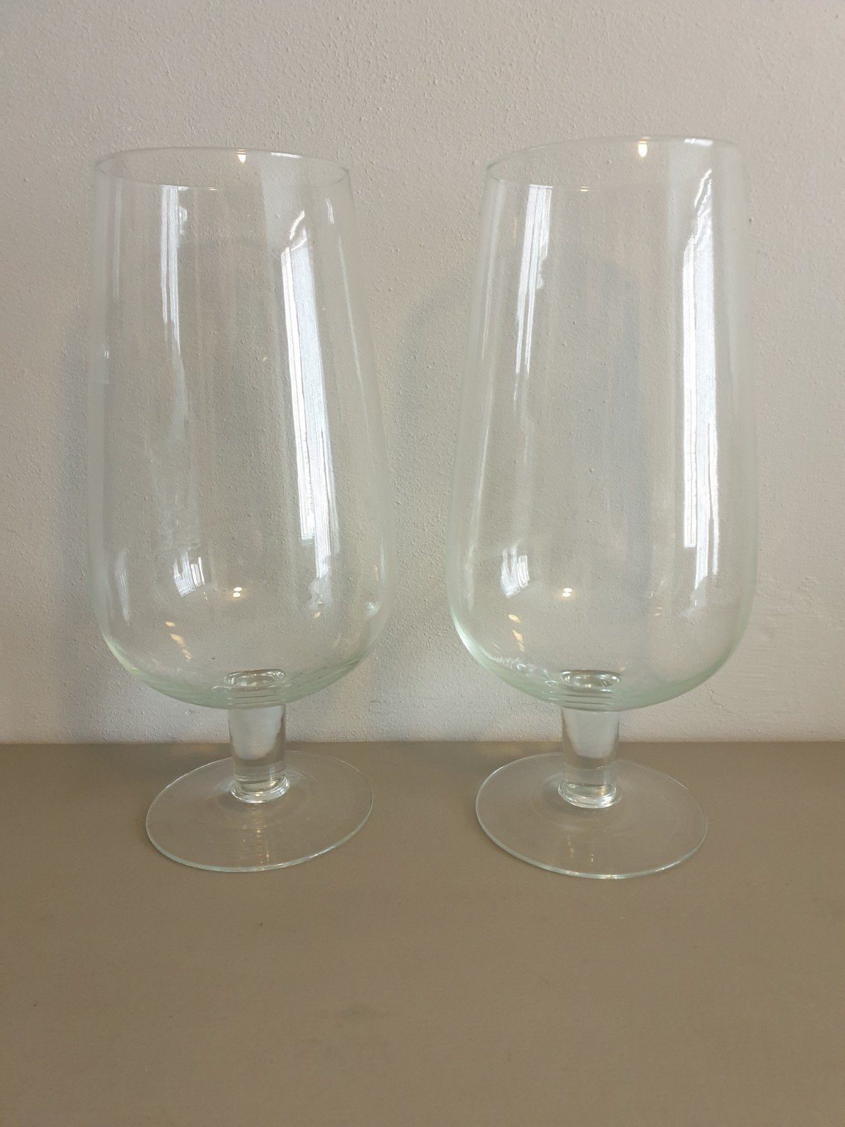 2 grote glazen vazen op voet, Huis en Inrichting, Woonaccessoires | Vazen, Ophalen, Op voet