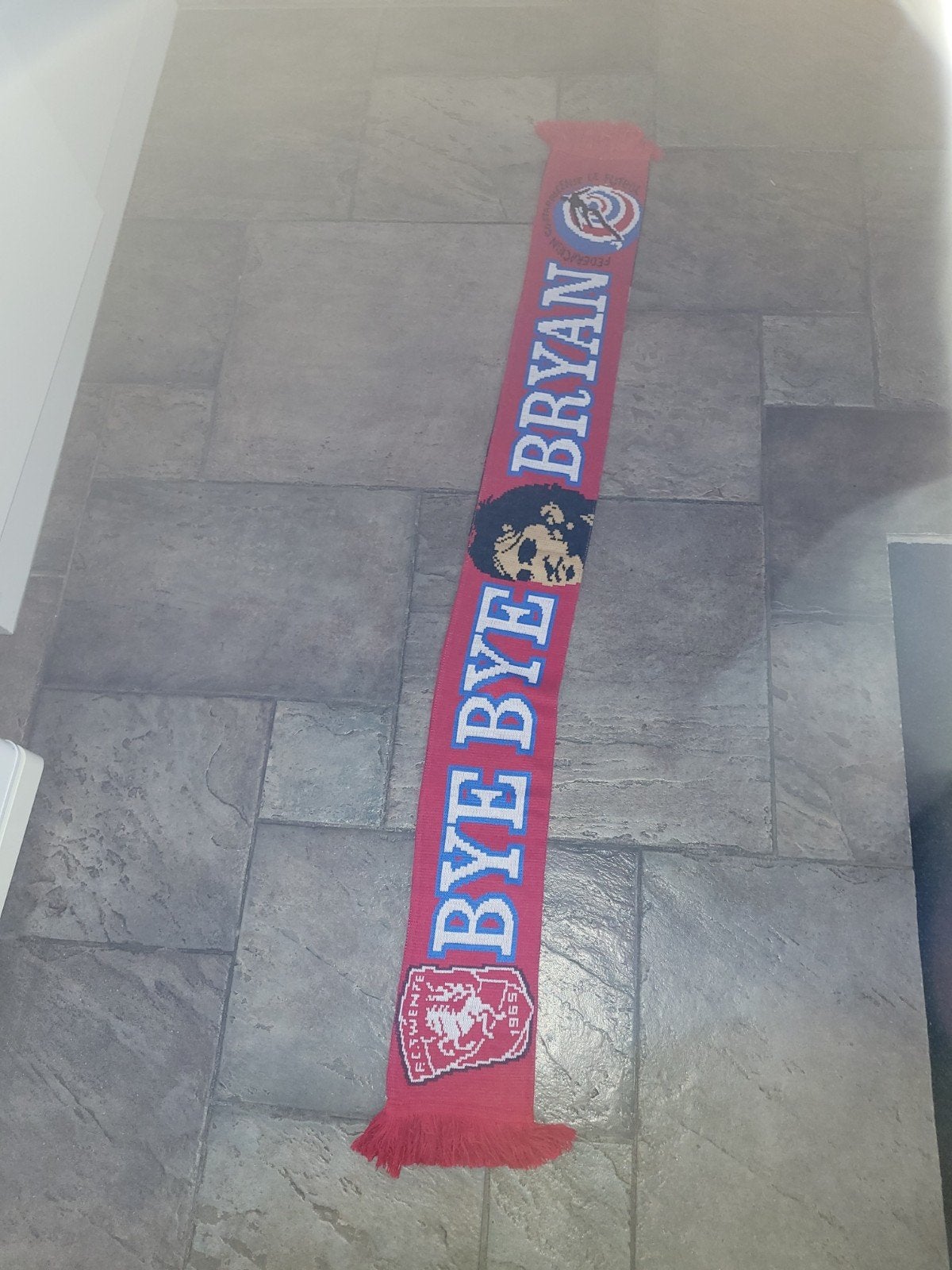 sjaal fc Twente bye bye Bryan, Verzamelen, Sportartikelen en Voetbal, Ophalen of Verzenden, Zo goed als nieuw, F.C. Twente, Vaantje of Sjaal