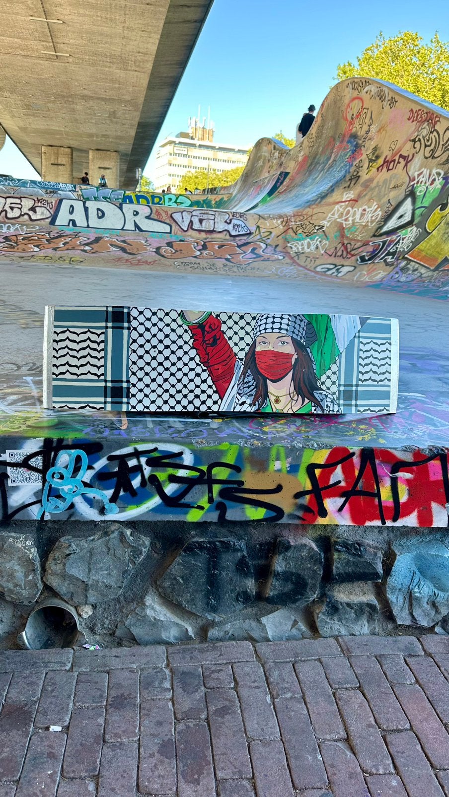 Handgeschilderd skateboard: Bella Hadid Palestine Pop Art, Ophalen, Acrylverf, Hout, Handgeschilderd