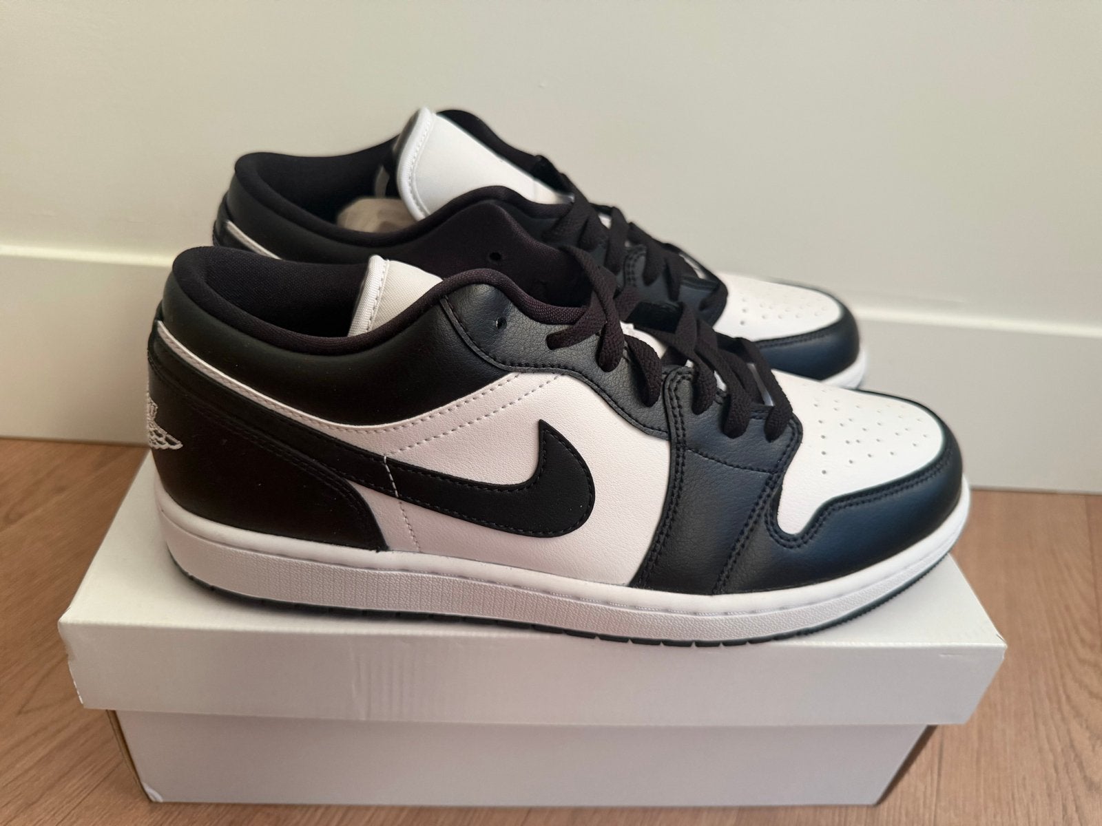 Nike Air Jordan 1 Low Panda WMNS - Zwart/Wit (US 12 / 29cm), Ophalen of Verzenden, Nieuw, Zwart, Sneakers of Gympen